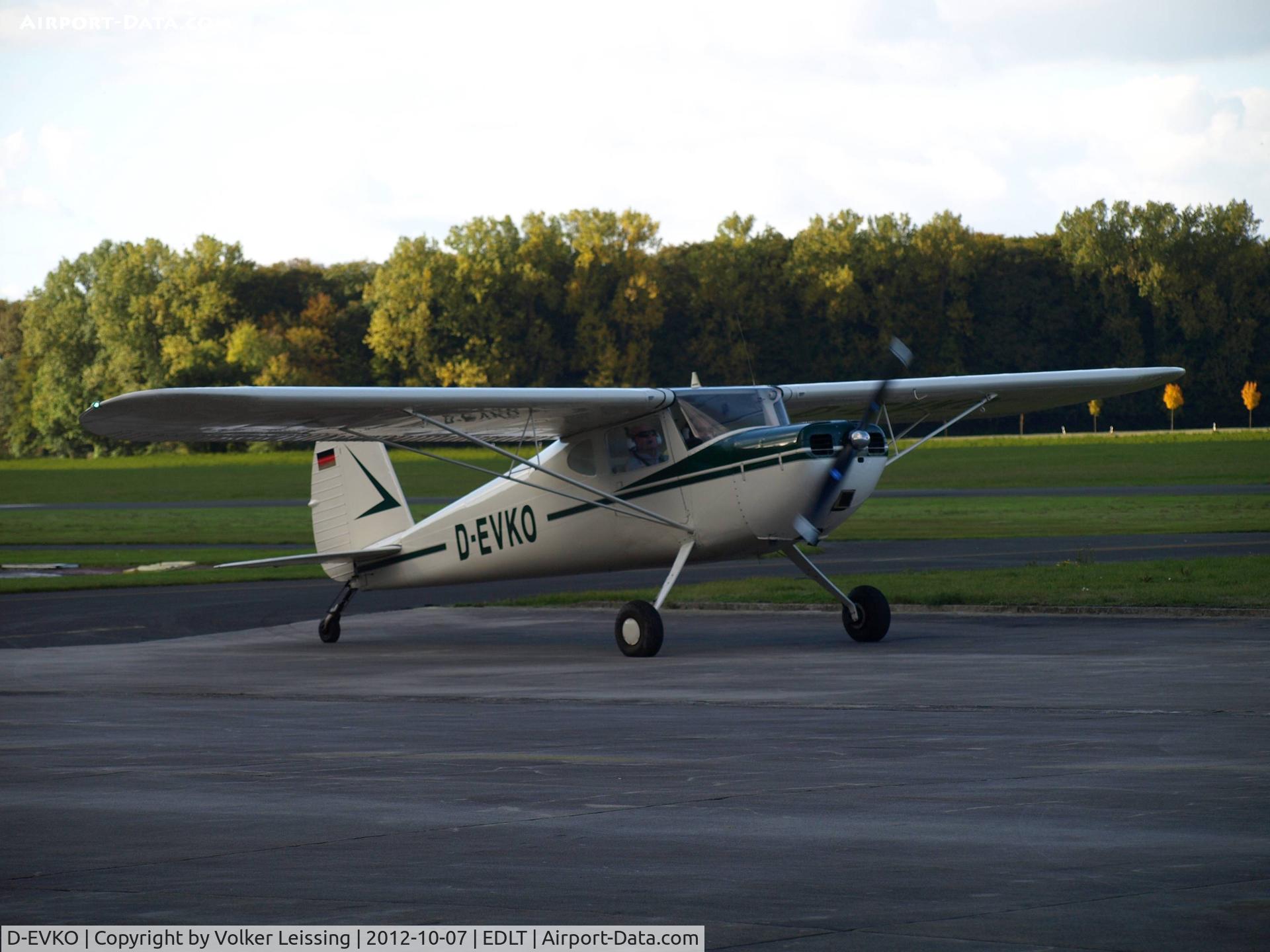 D-EVKO, 1946 Cessna 140 C/N 8936, taxiing
