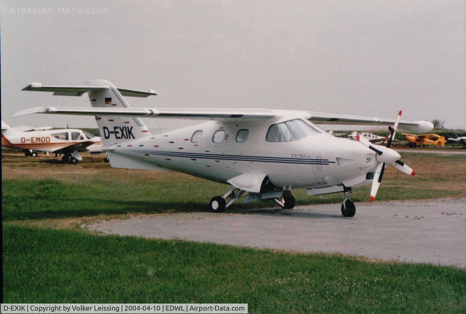 D-EXIK, 2000 Extra EA-400 C/N 13, parking