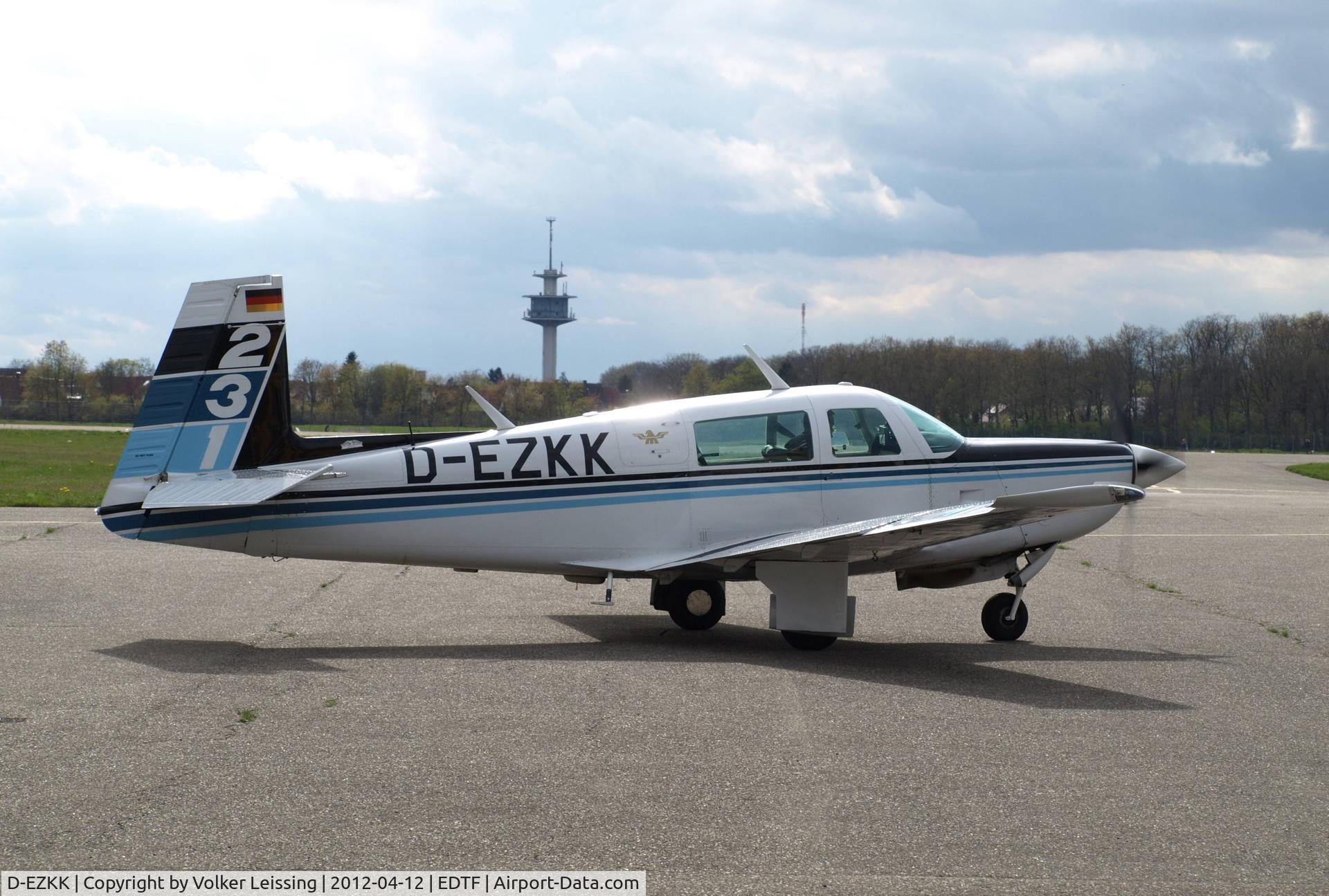 D-EZKK, 1981 Mooney M20K C/N 250128, taxi to rwy