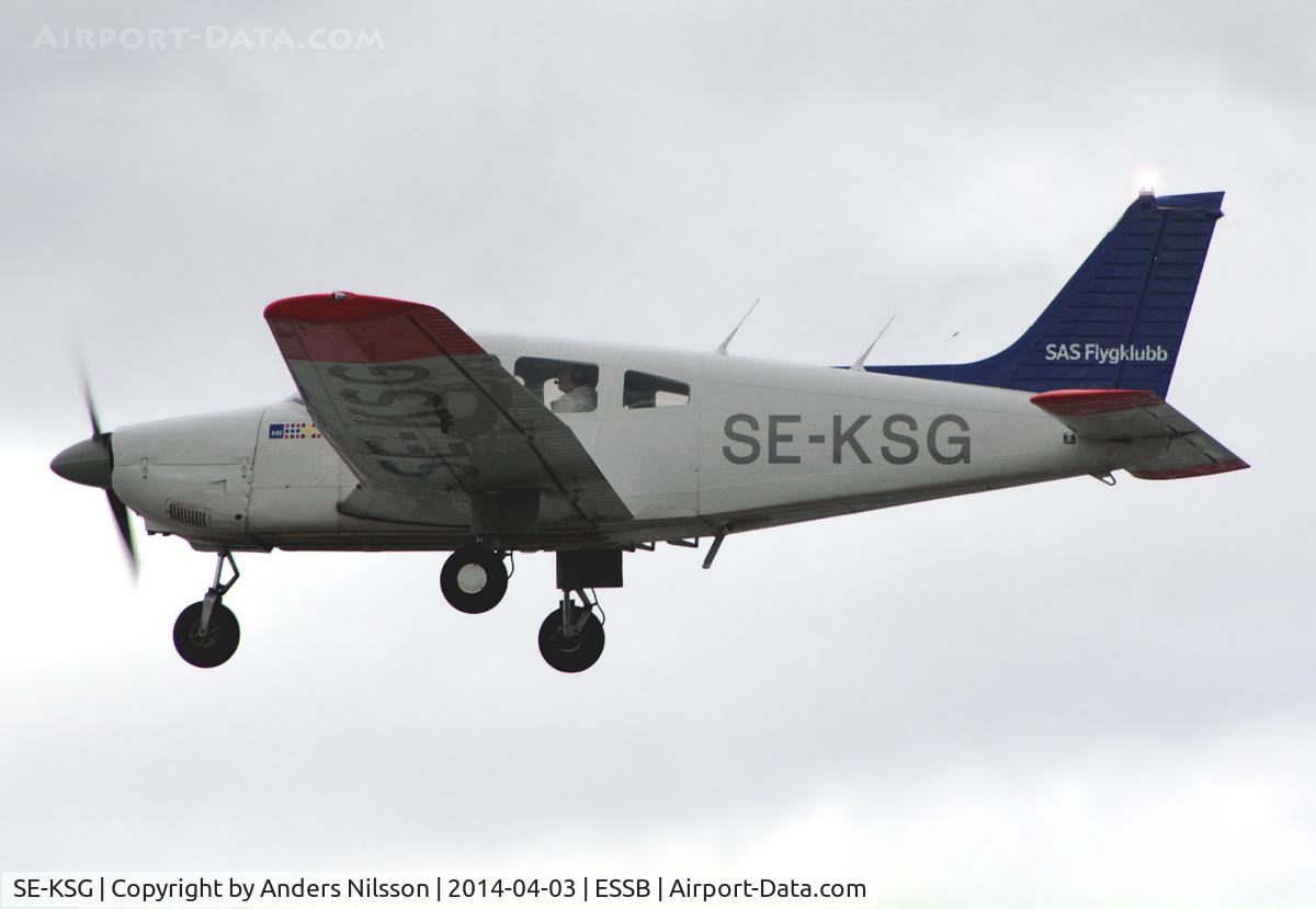 SE-KSG, 1979 Piper PA-28-181 Archer II C/N 28-7990064, On final approach for runway 30.