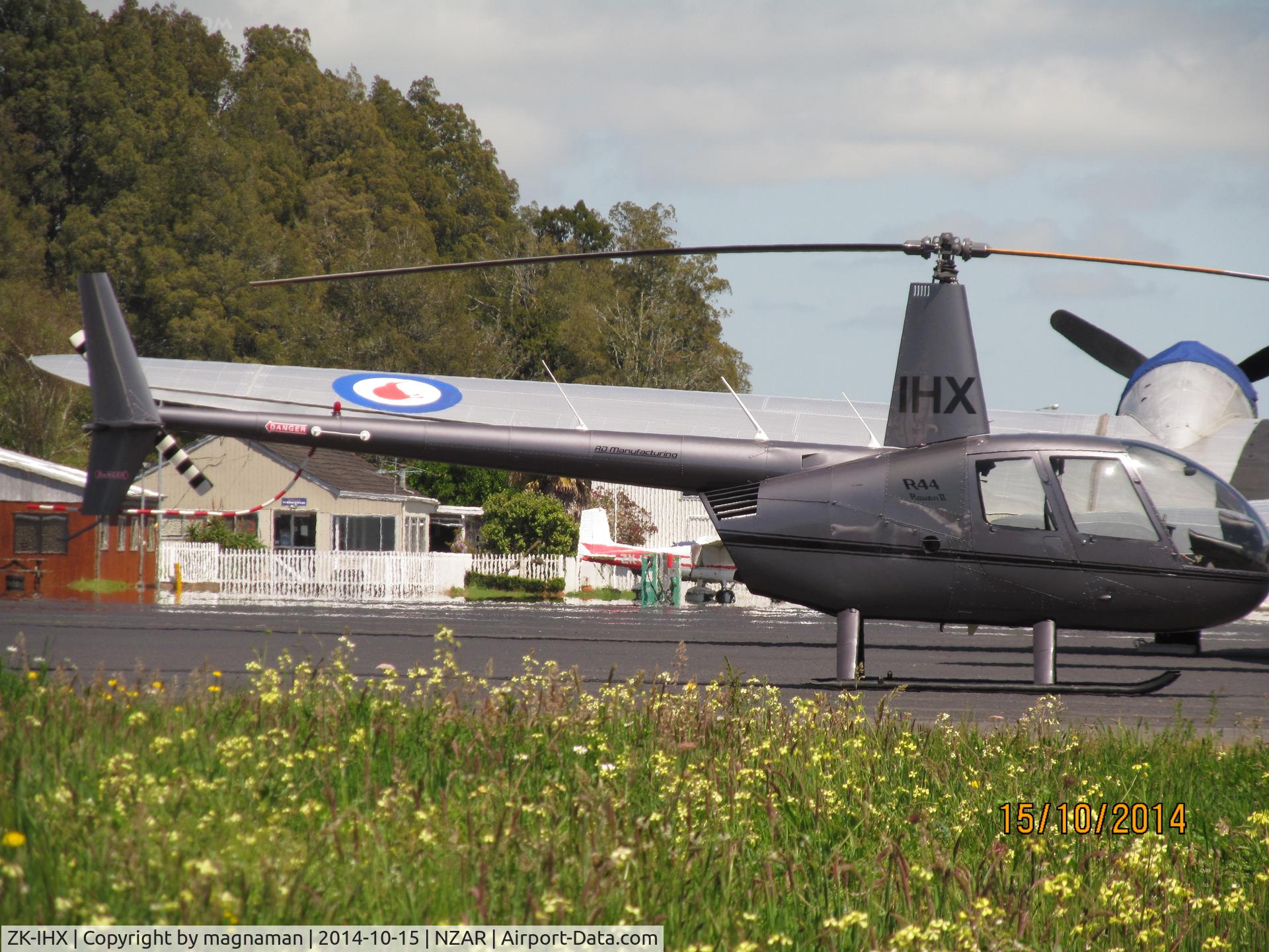 ZK-IHX, Robinson R44 II C/N 11367, outside heliflite
