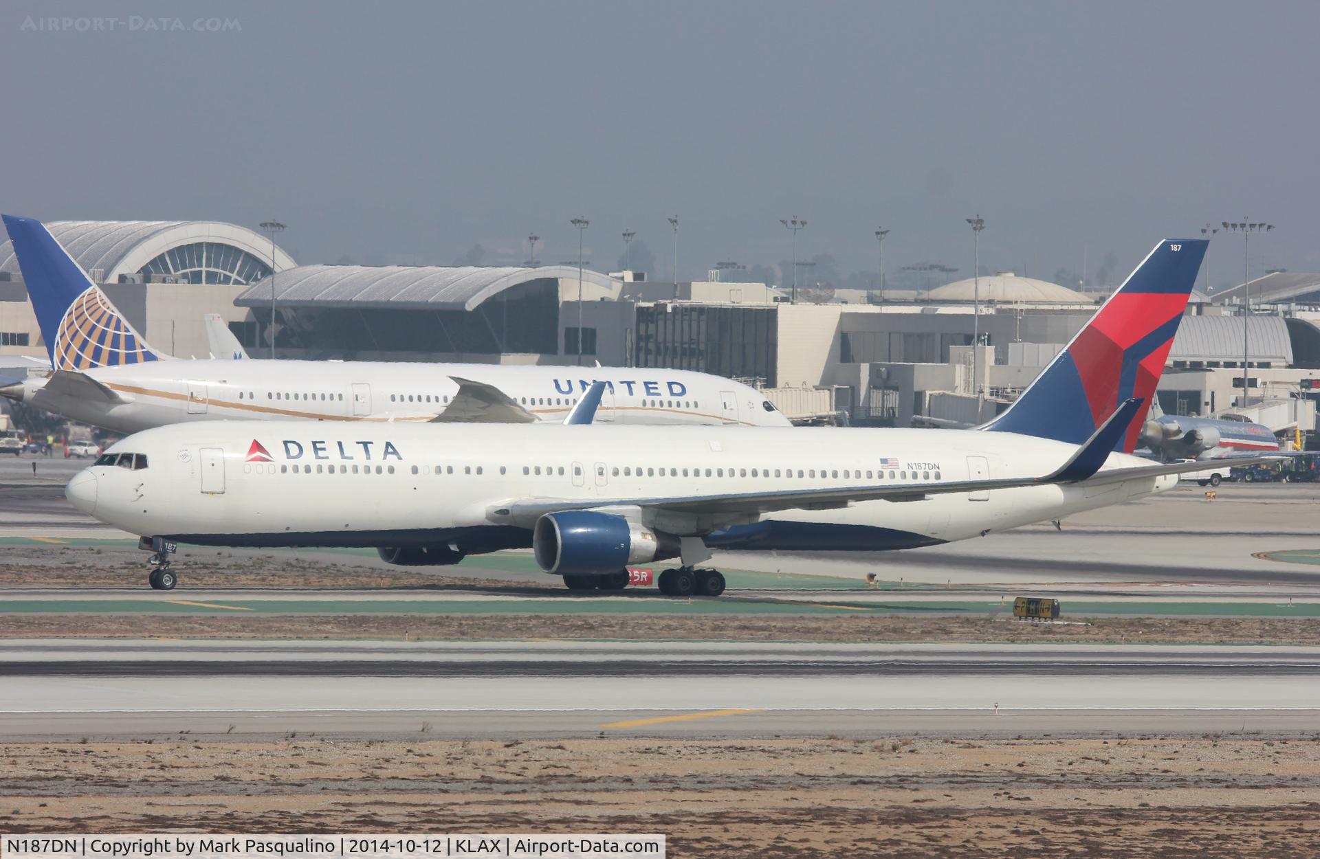 N187DN, 1996 Boeing 767-332/ER C/N 27582, Boeing 767-300