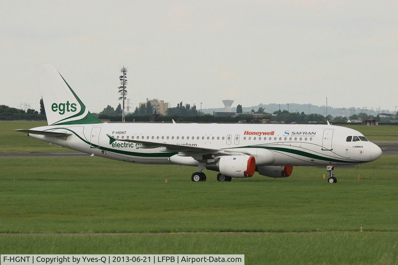 F-HGNT, 1991 Airbus A320-211 C/N 234, Airbus A320-211, Taxiing by using the APU to power motors on the main landing gear. The EGTS taxiing system allows aircraft to taxi without the thrust of aircraft engines, Paris-Le Bourget Air Show 2013