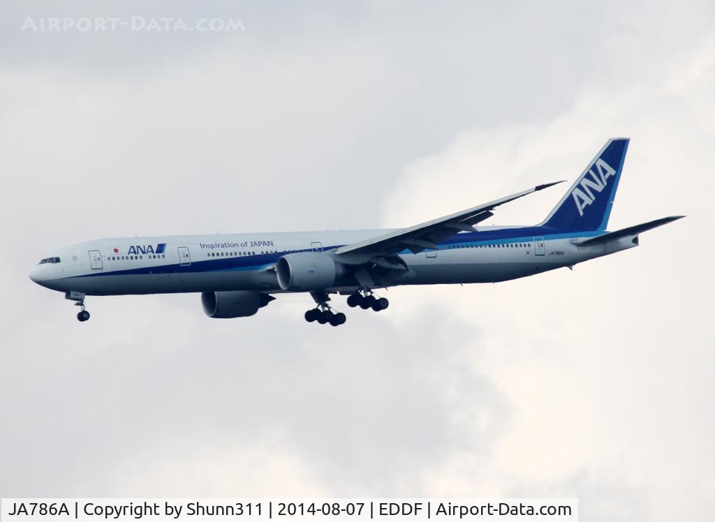 JA786A, 2010 Boeing 777-381/ER C/N 37948, Landing rwy 25R