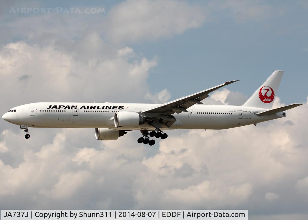 JA737J, 2007 Boeing 777-346/ER C/N 36126, Landing rwy 25L