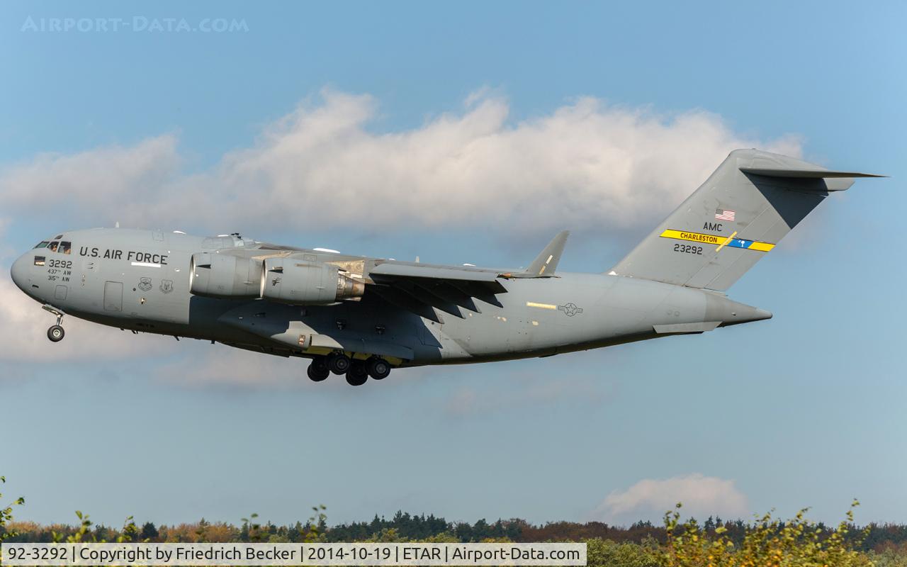 92-3292, 1992 McDonnell Douglas C-17A Globemaster III C/N P-12, on final RW26