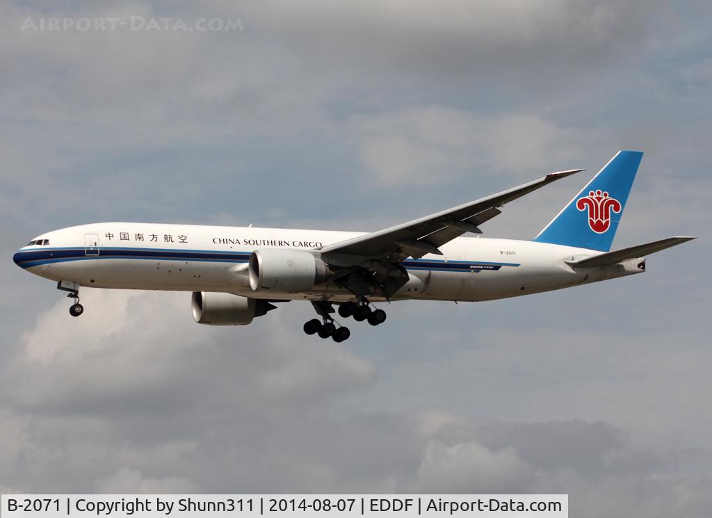 B-2071, 2009 Boeing 777-F1B C/N 37309, Landing rwy 25L