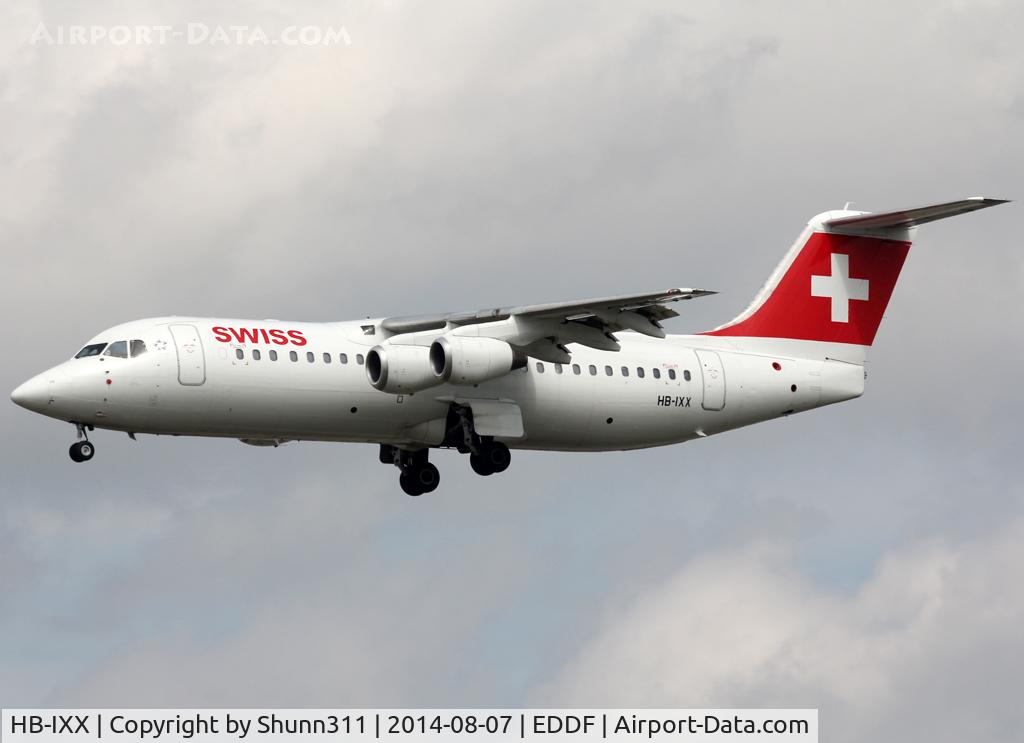 HB-IXX, 1995 British Aerospace Avro 146-RJ100 C/N E3262, Landing rwy 25L