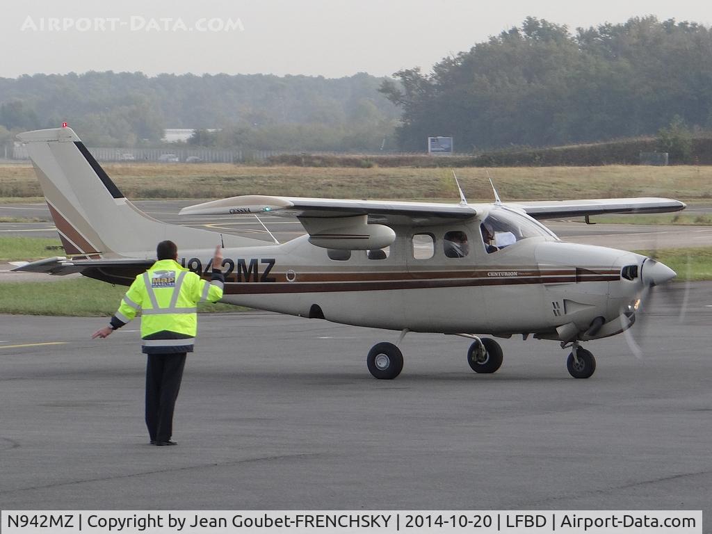 N942MZ, Cessna P210N Pressurised Centurion C/N P21000584, private Centurion parking MAP Handling