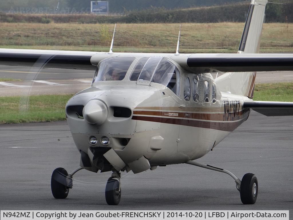 N942MZ, Cessna P210N Pressurised Centurion C/N P21000584, private Centurion parking MAP Handling