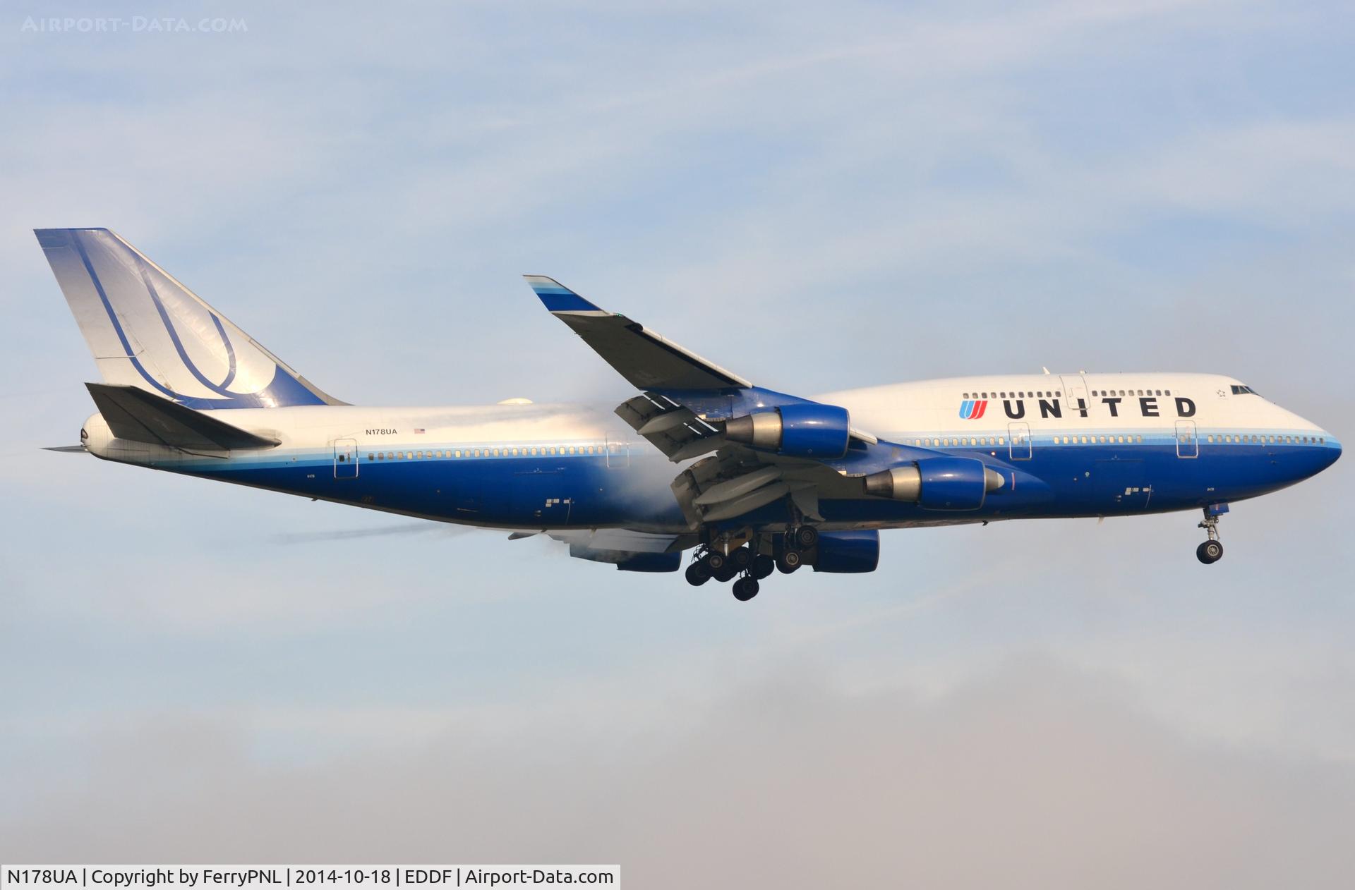 N178UA, 1990 Boeing 747-422 C/N 24385, United B744 landing in FRA with nice vapor trails.