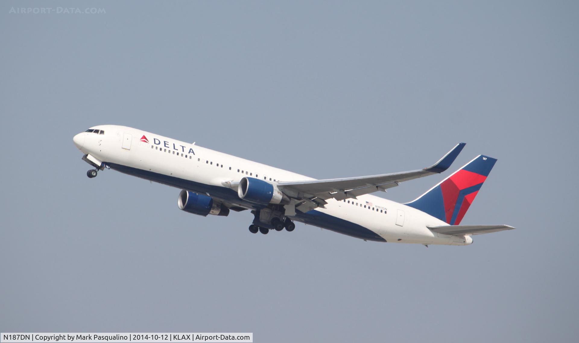 N187DN, 1996 Boeing 767-332/ER C/N 27582, Boeing 767-300