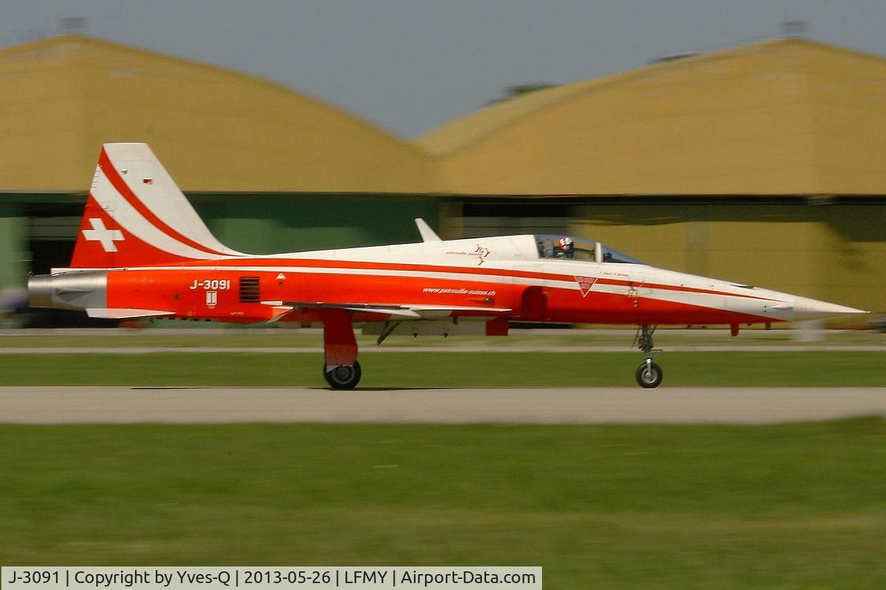J-3091, Northrop F-5E Tiger II C/N L.1091, Northrop F-5E Tiger II (J-3091), Capt Simon Billeter, leader of Swiss Air Force Aerobatic Team 2013, Take-off Rwy 34, Salon de Provence Air Base 701 (LFMY) Open day 2013