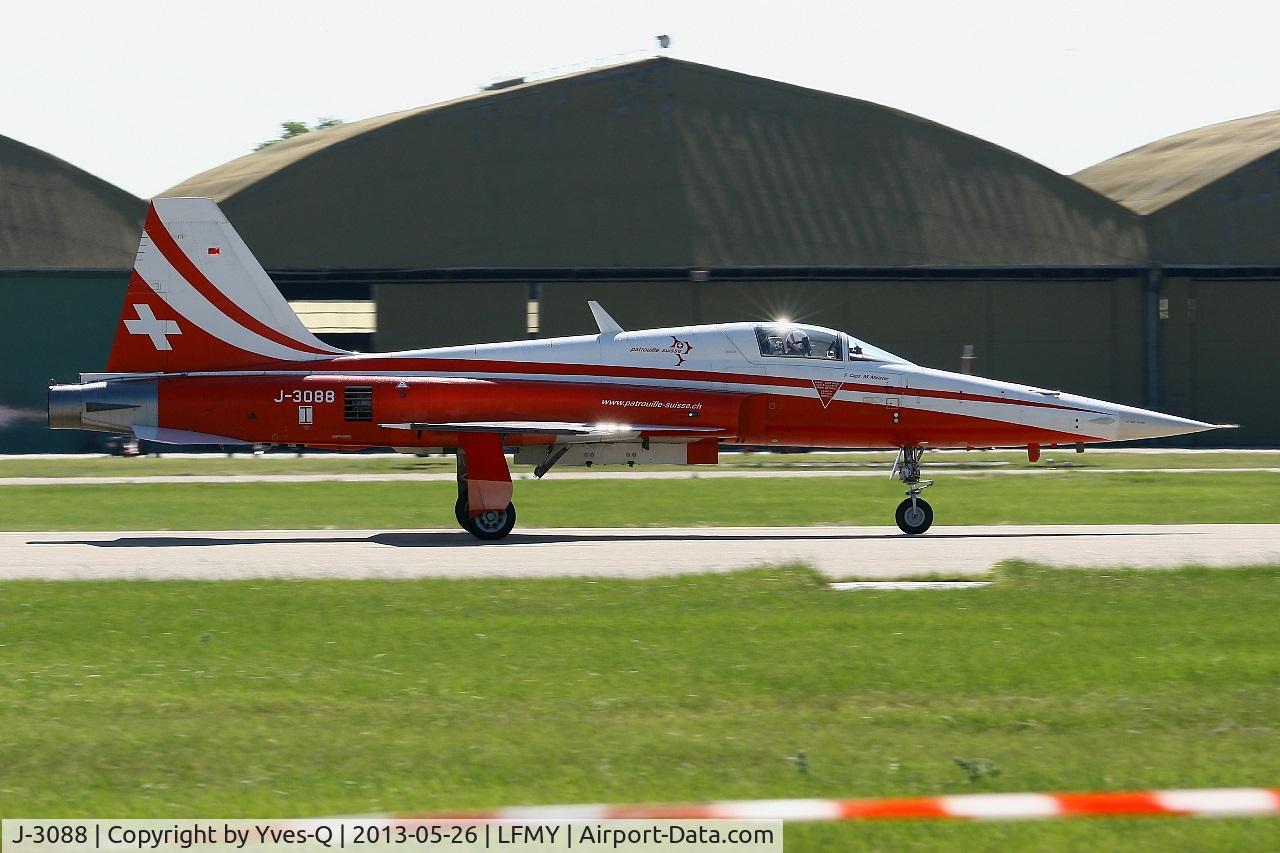 J-3088, Northrop F-5E Tiger II C/N L.1088, Northrop F-5E Tiger II, Capt Michael Meister, 2nd  solo of Patrouille Suisse 2013, Swiss Air Force Aerobatic Team, Landing rwy 34, Salon de Provence Air Base 701 (LFMY) Open day 2013