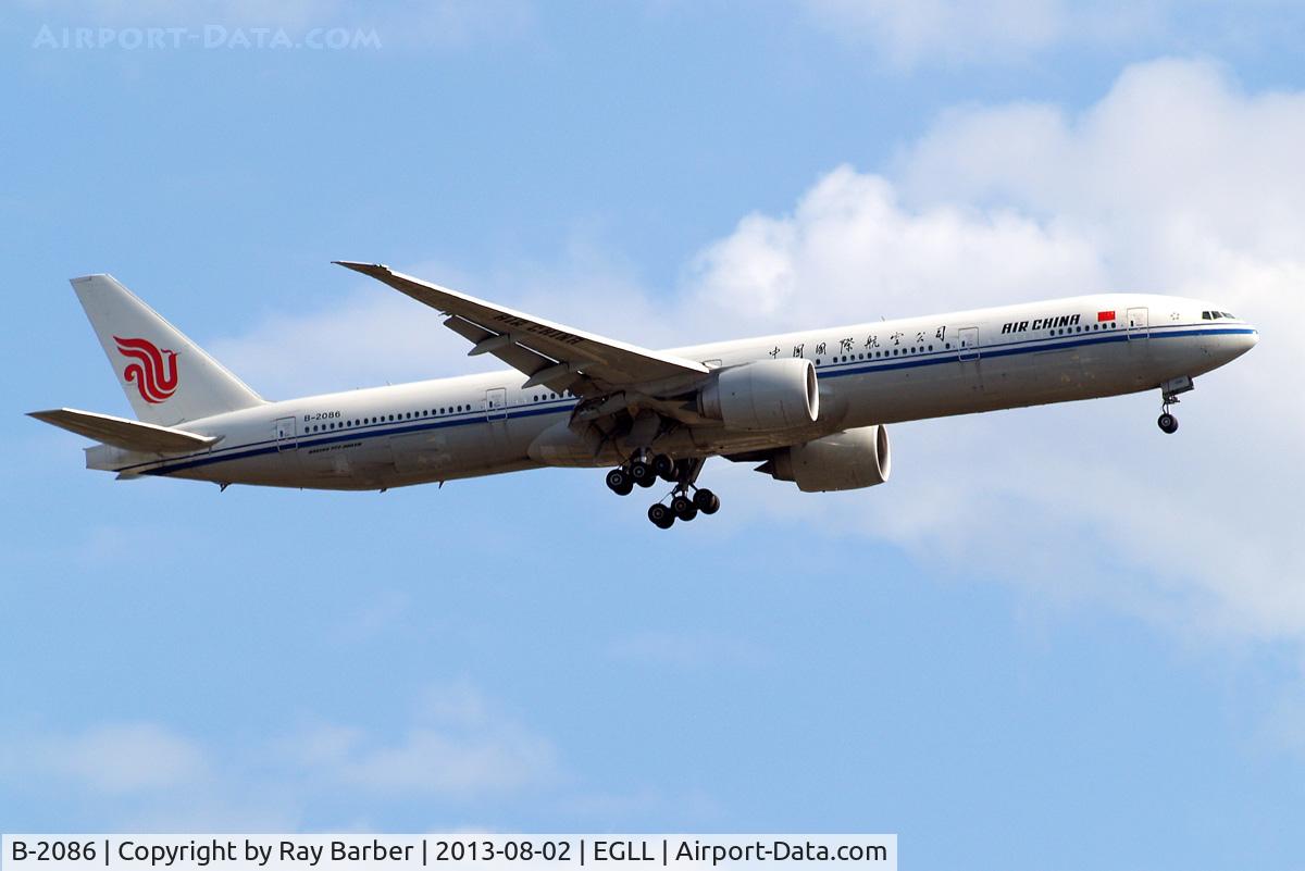 B-2086, 2011 Boeing 777-39L/ER C/N 38667, Boeing 777-39LER [38667] (Air China) Home~G 02/08/2013. On approach 27L.