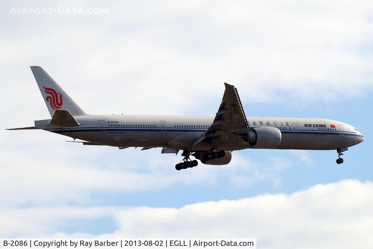 B-2086, 2011 Boeing 777-39L/ER C/N 38667, Boeing 777-39LER [38667] (Air China) Home~G 02/08/2013. On approach 27L.