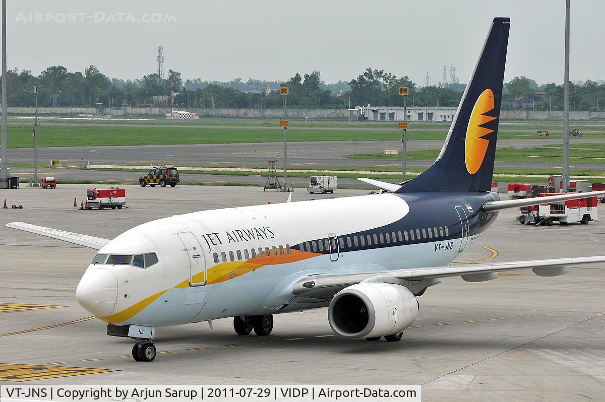 VT-JNS, Boeing 737-73A C/N 28498, Taxiing into IGIA T-3.