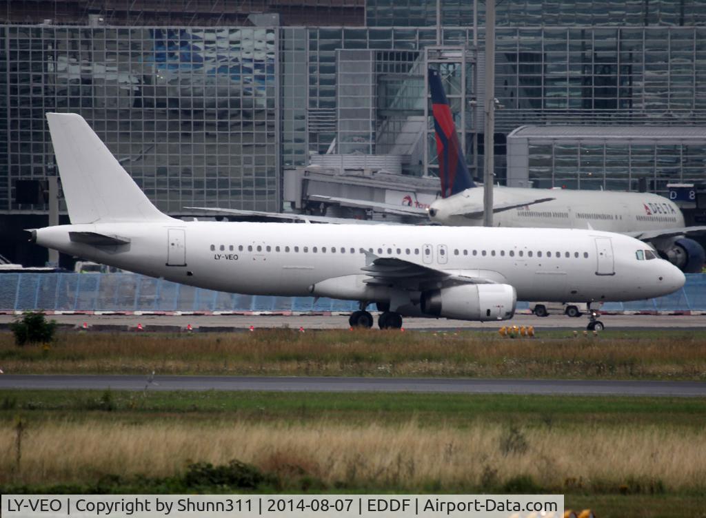 LY-VEO, 1995 Airbus A320-233 C/N 558, Taxiing to his gate in white c/s without titles... Vueling flight