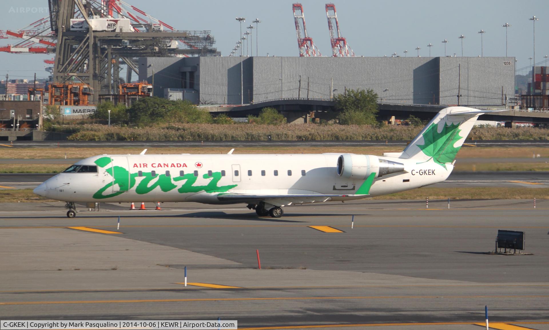 C-GKEK, 1998 Canadair CRJ-200ER (CL-600-2B19) C/N 7270, CL-600-2B19