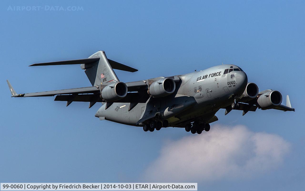 99-0060, 1999 Boeing C-17A Globemaster III C/N 50064/P-60, on final RW08