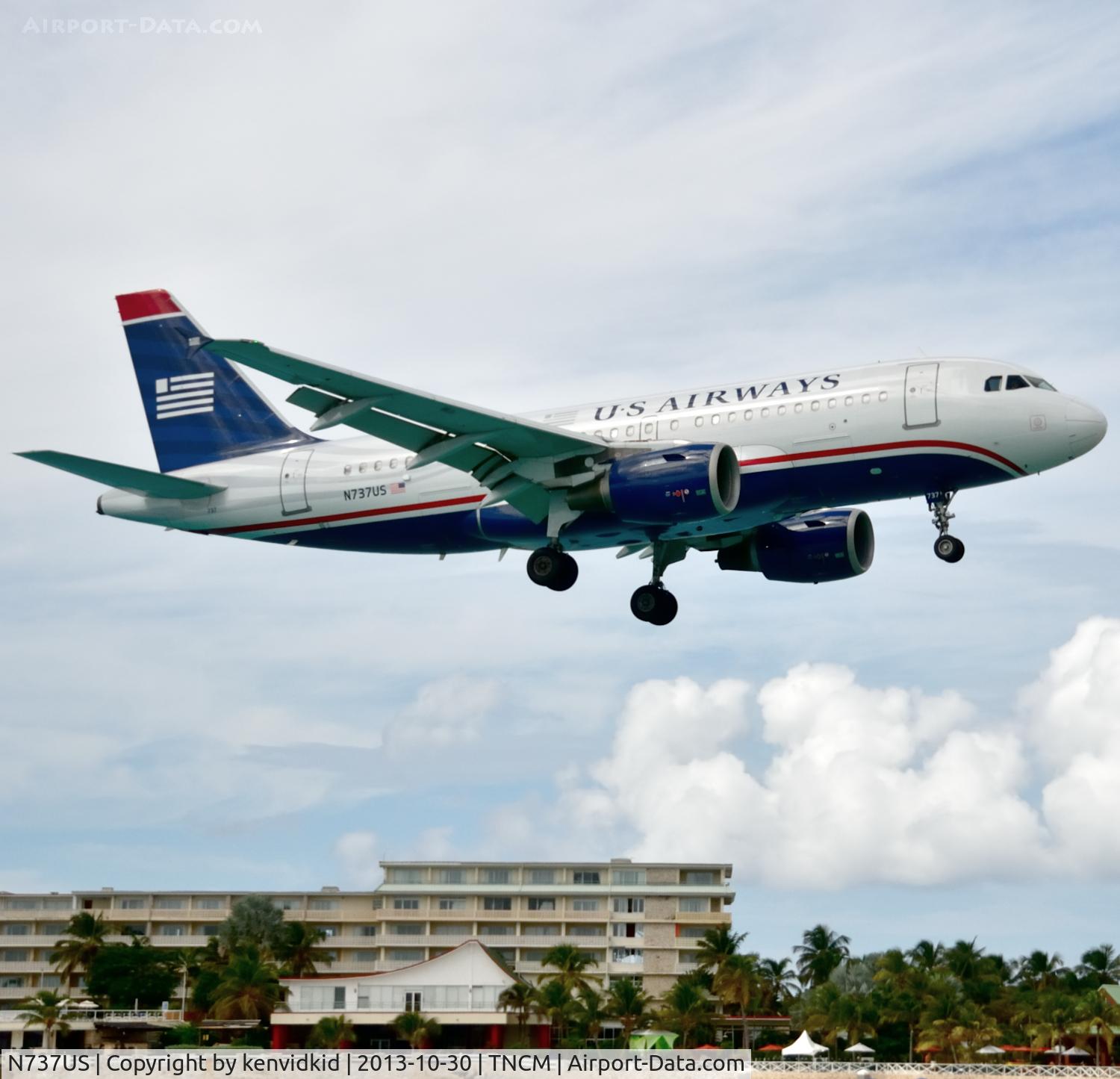 N737US, 2000 Airbus A319-112 C/N 1245, On short finals.