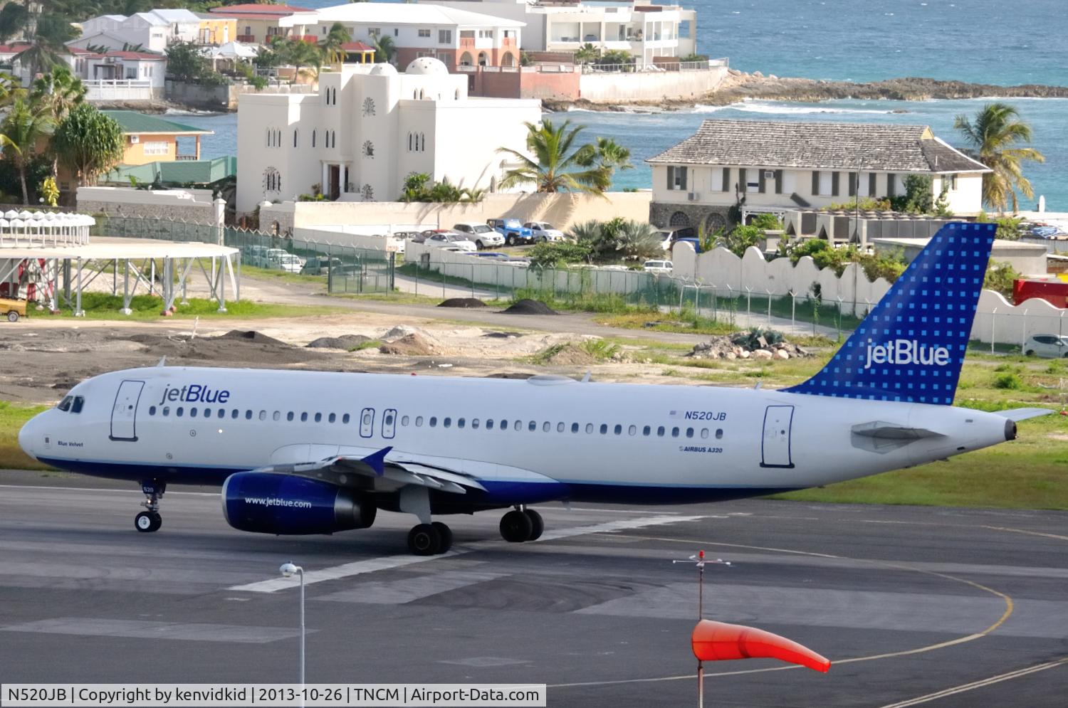 N520JB, 2001 Airbus A320-232 C/N 1446, As seen from our hotel shortly after our arrival from Paris.