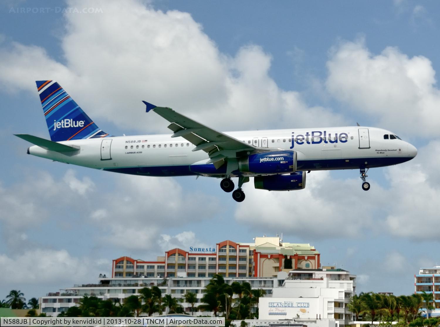 N588JB, 2004 Airbus A320-232 C/N 2201, On short finals.