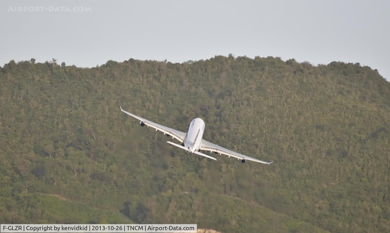 F-GLZR, 1999 Airbus A340-313X C/N 307, Climbing and banking after departure.