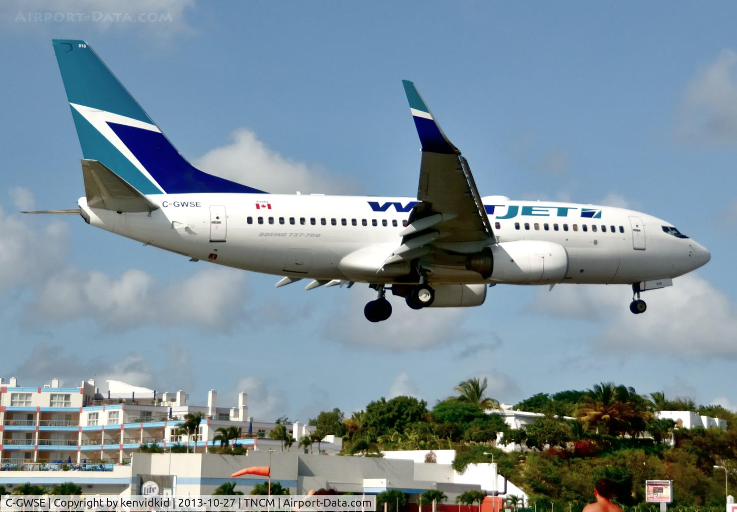 C-GWSE, 2002 Boeing 737-76N C/N 33379, On short finals to St Maarten.