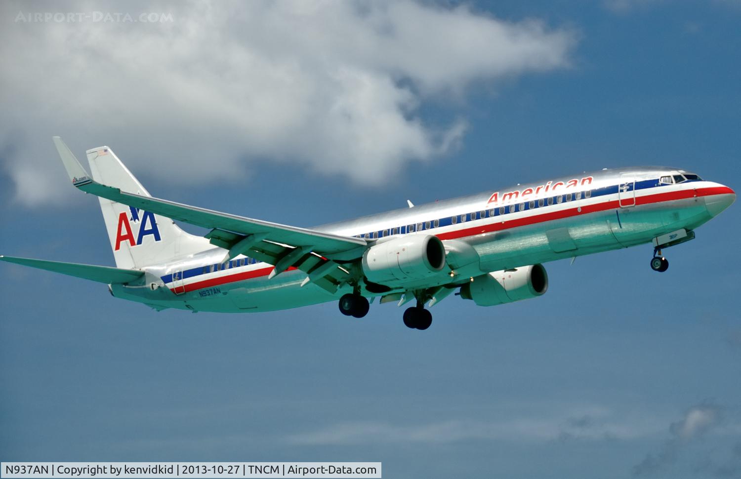 N937AN, 2000 Boeing 737-823 C/N 30082, On short finals to St Maarten.