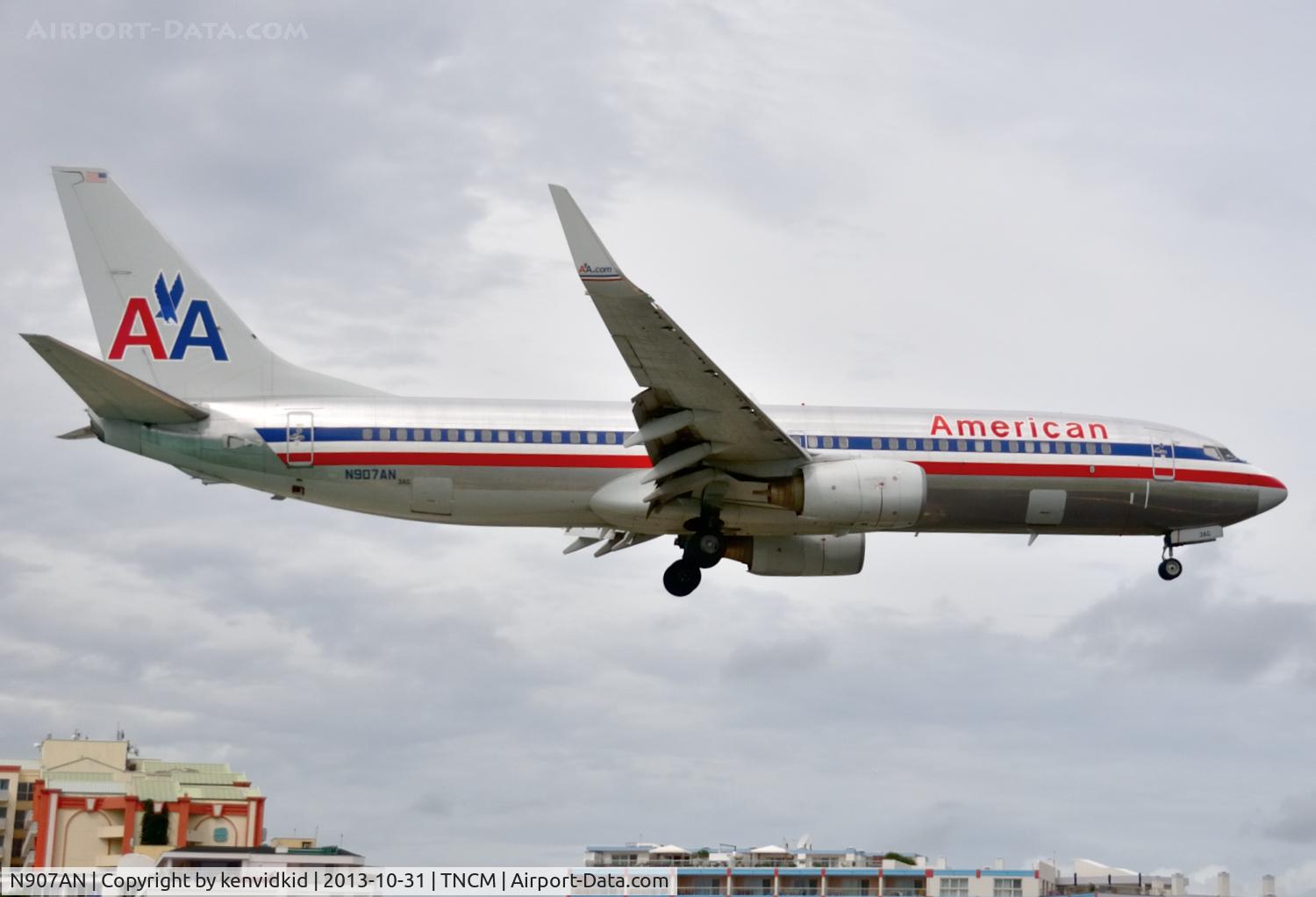 N907AN, 1999 Boeing 737-823 C/N 29509, On short finals to St Maarten.