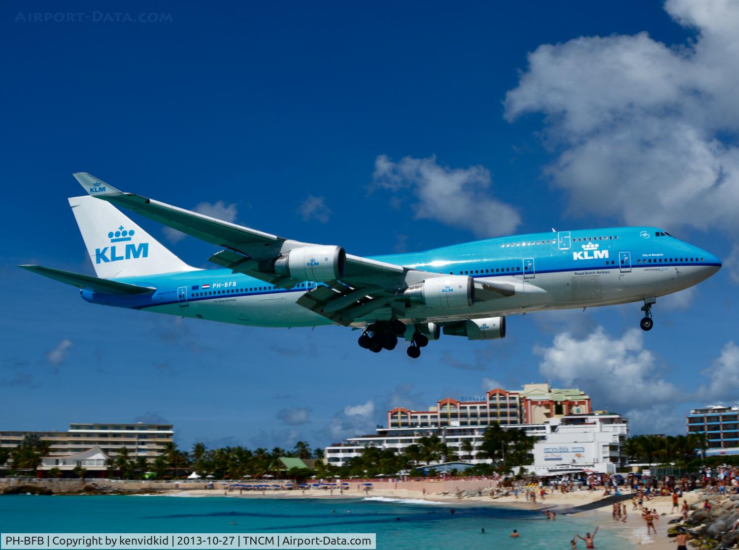 PH-BFB, 1989 Boeing 747-406 C/N 24000, On short finals to St Maarten.