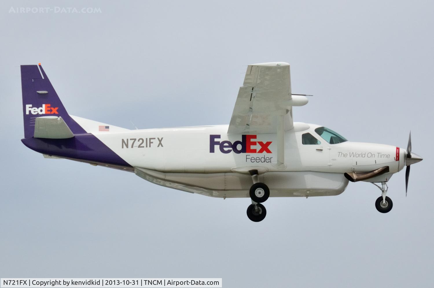 N721FX, 1995 Cessna 208B C/N 208B0453, On short finals to St Maarten.