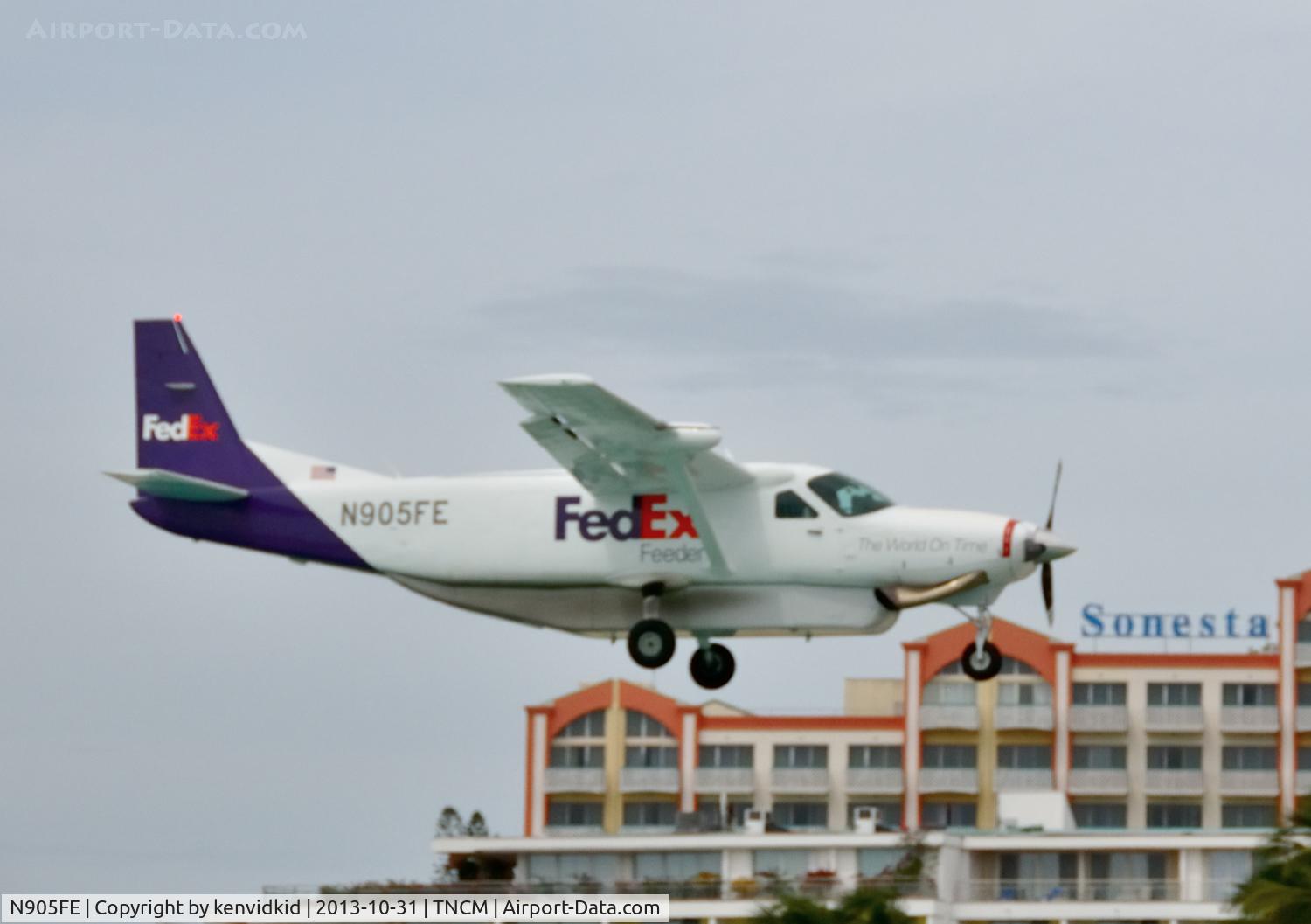 N905FE, Cessna 208B C/N 208B0005, On short finals to St Maarten.