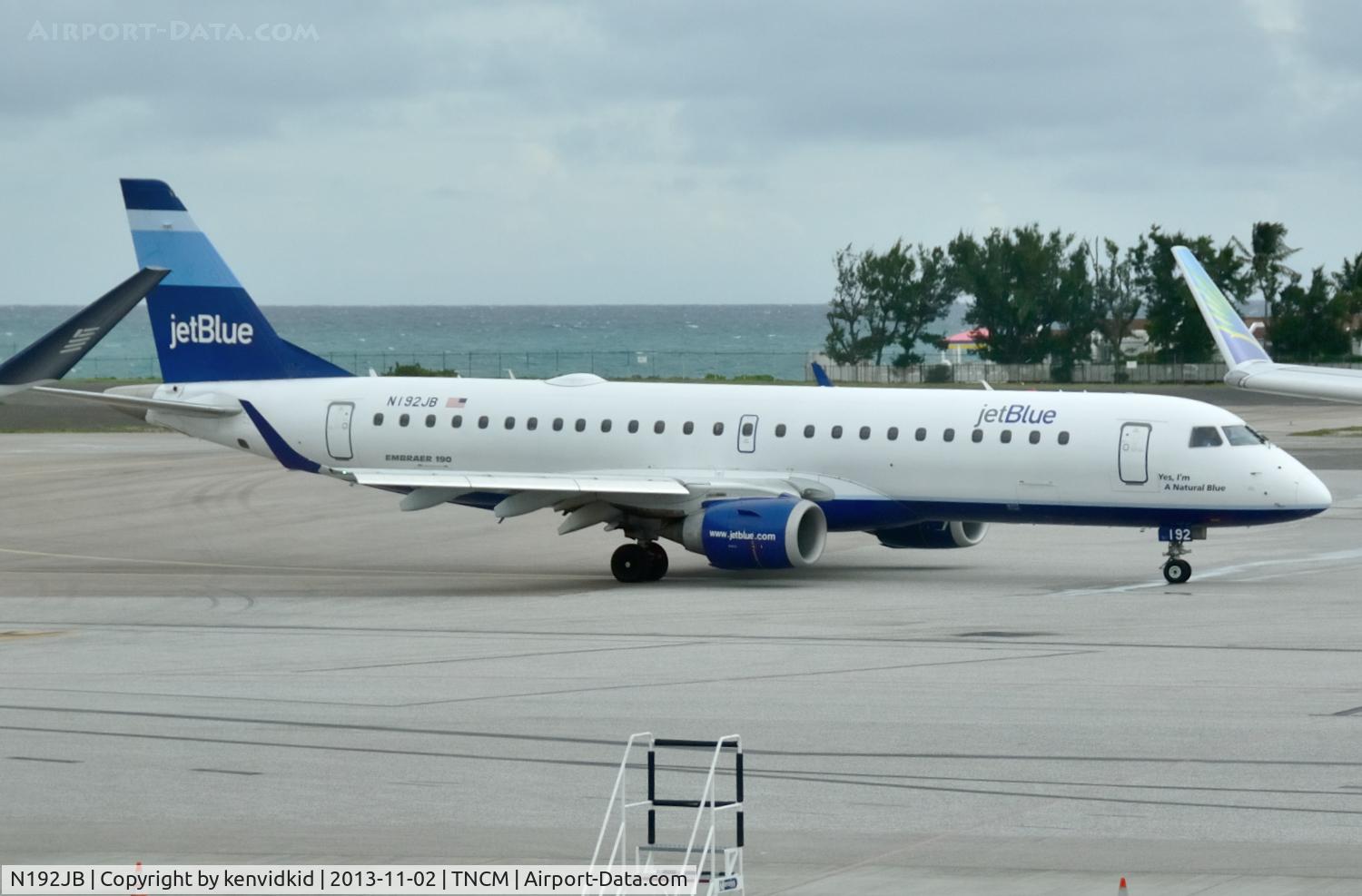 N192JB, 2005 Embraer 190AR (ERJ-190-100IGW) C/N 19000014, Taxiing for departure.