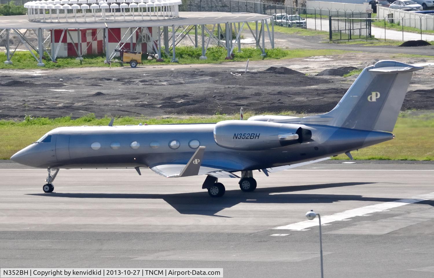 N352BH, 1999 Gulfstream Aerospace G-IV C/N 1393, Departing St Maarten.