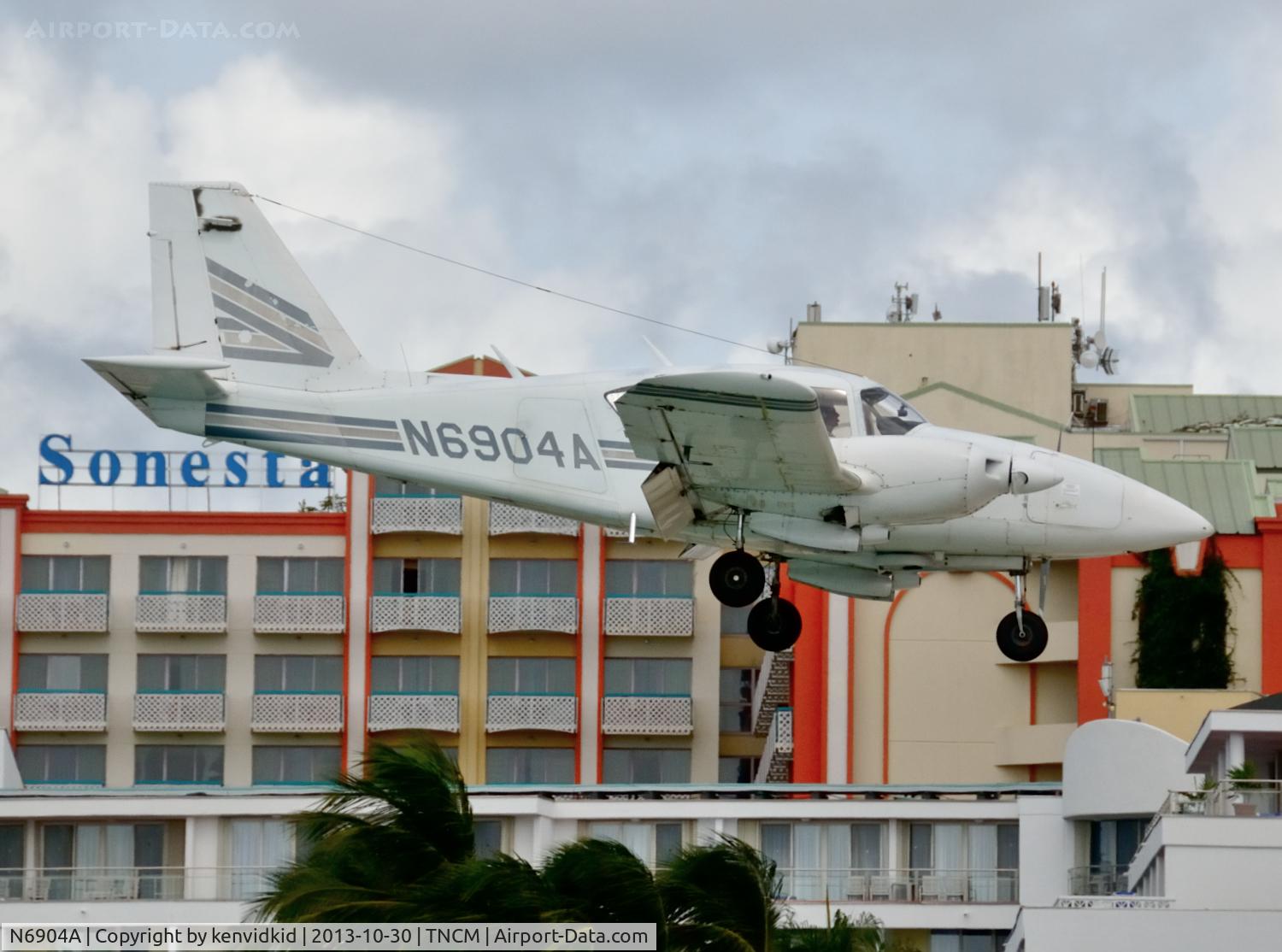 N6904A, 1979 Piper PA-23-250 C/N 27-7954076, On short finals at St Maarten.
