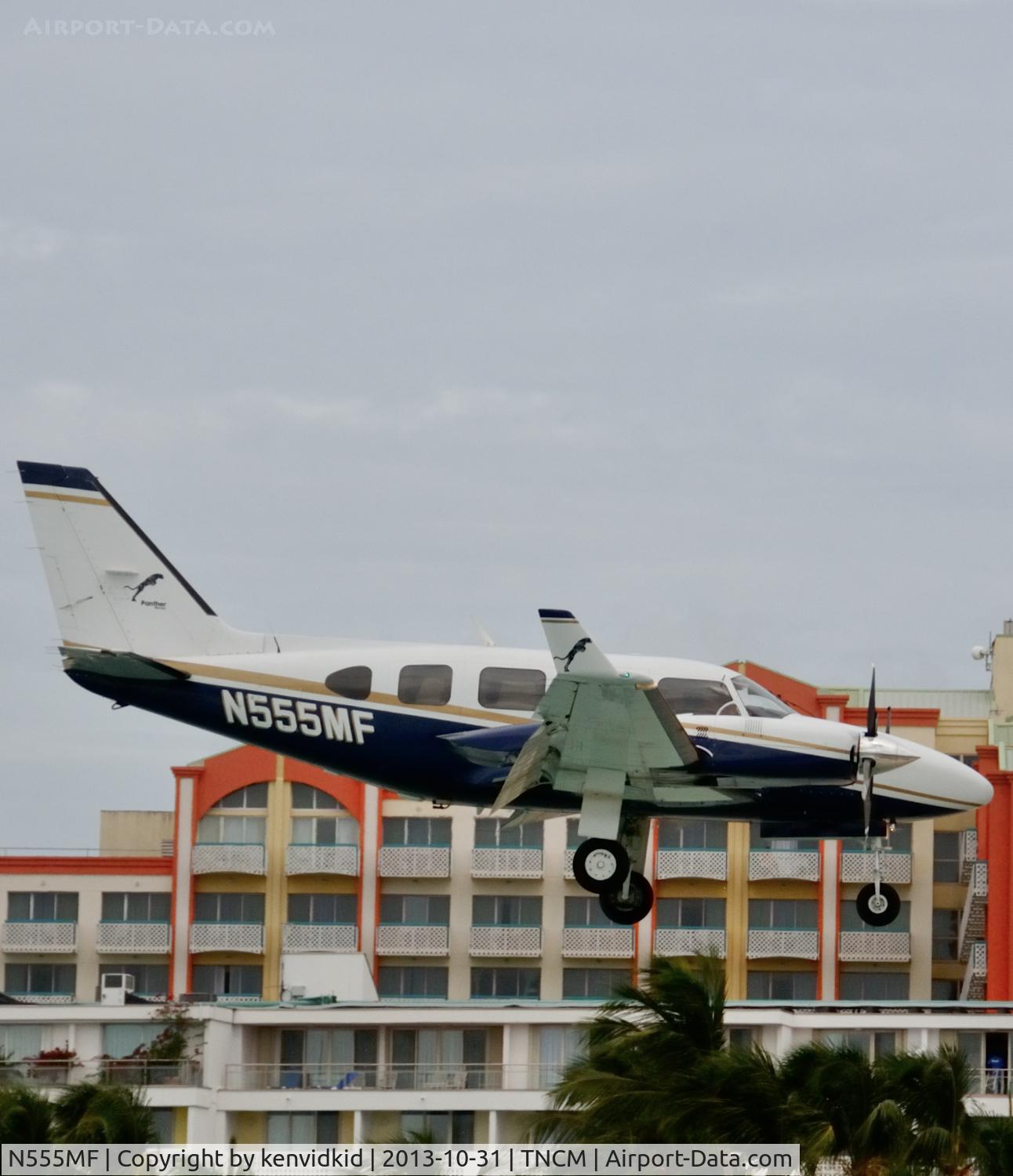N555MF, 1980 Piper PA-31-325 Navajo C/R C/N 31-8012068, On short finals at St Maarten.