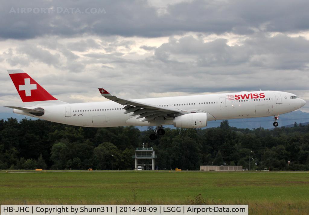 HB-JHC, 2009 Airbus A330-343X C/N 1029, Landing rwy 23