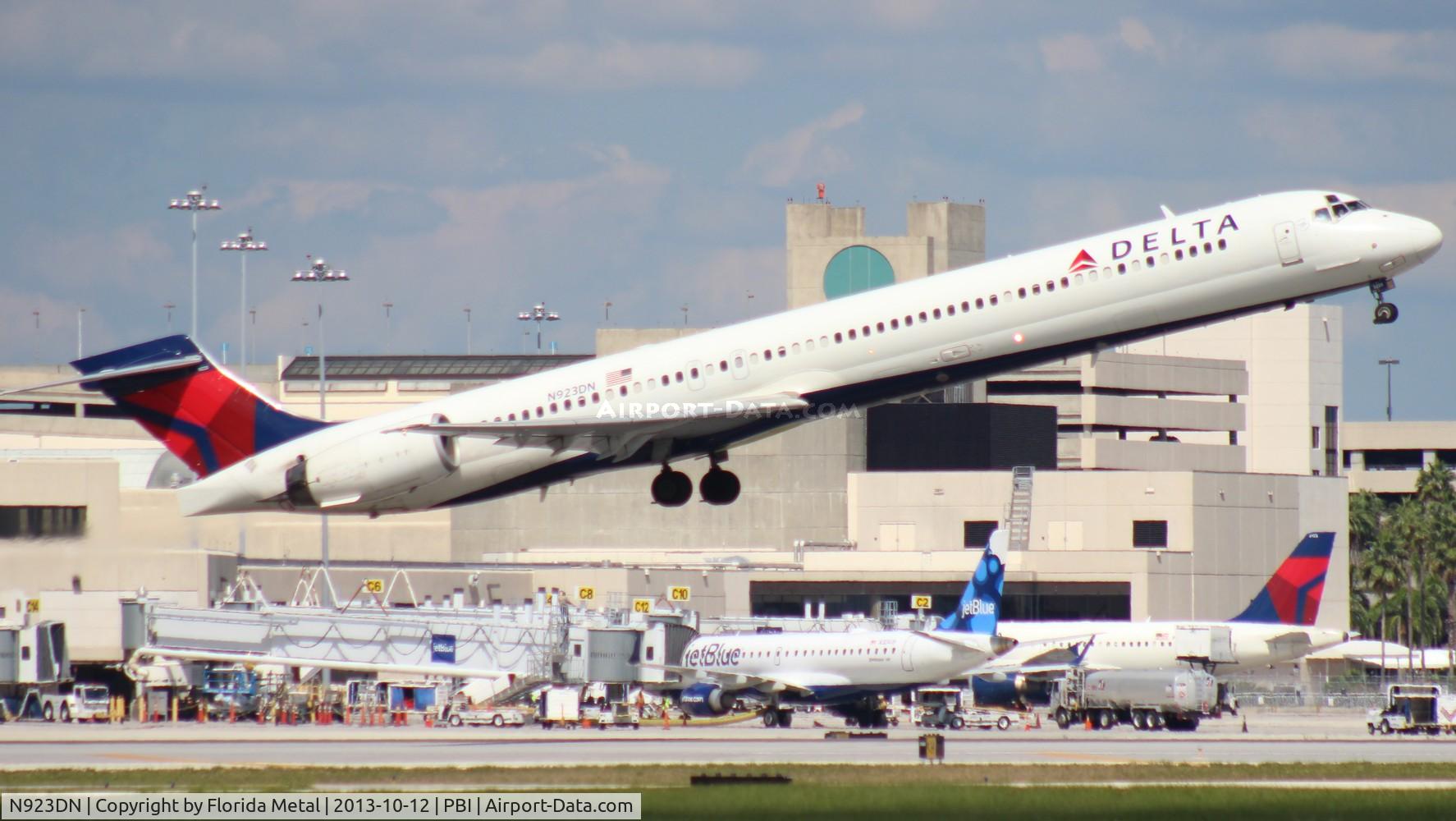 N923DN, 1998 McDonnell Douglas MD-90-30 C/N 53585, Delta MD-90