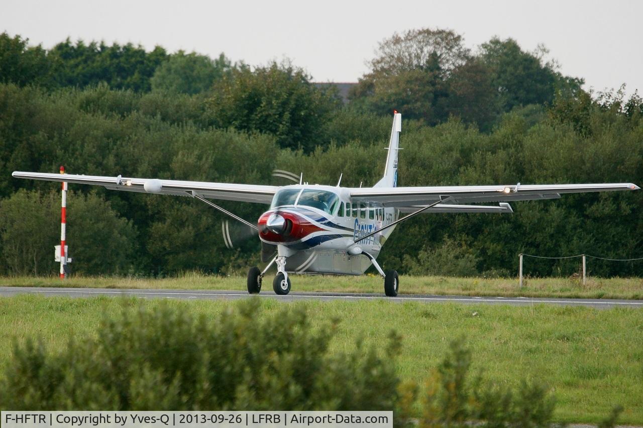 F-HFTR, 2008 Cessna 208B Grand Caravan C/N 208B-2041, Cessna 208B Grand Caravan, Holding point rwy 25L, Brest-Bretagne airport (LFRB-BES)