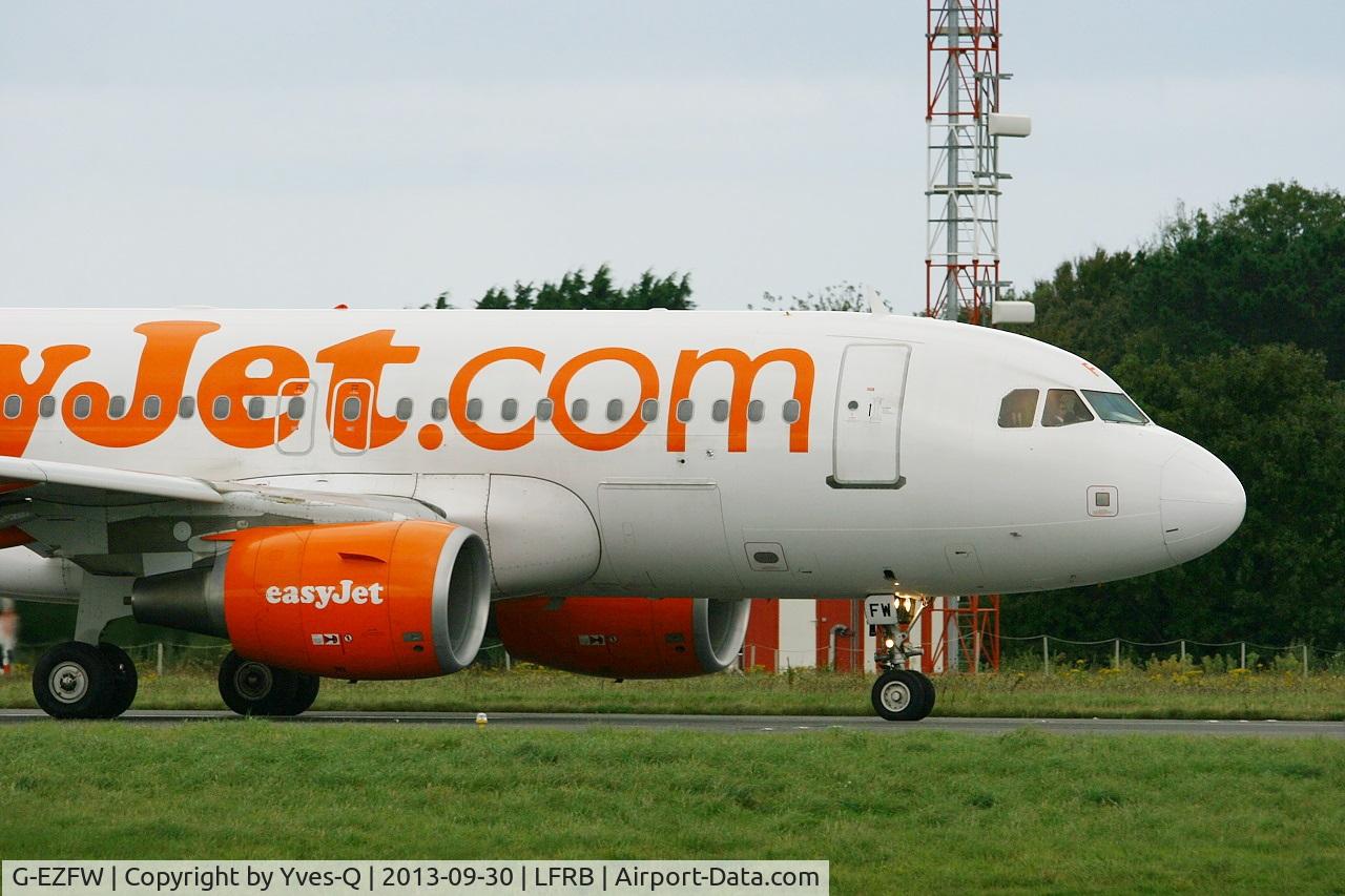 G-EZFW, 2010 Airbus A319-111 C/N 4380, Airbus A319-111, Taxiing to holding point rwy 25L, Brest-Bretagne airport (LFRB-BES)