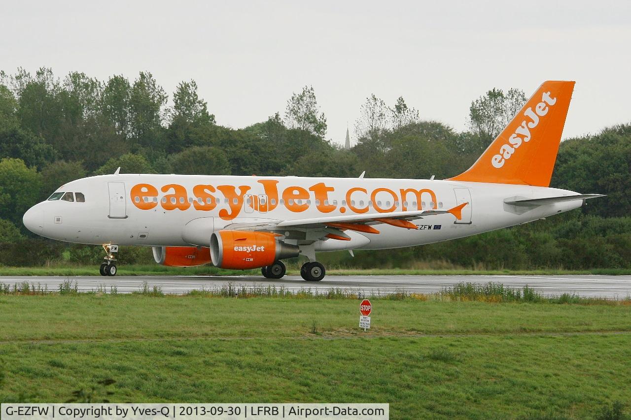 G-EZFW, 2010 Airbus A319-111 C/N 4380, Airbus A319-111, Holding point rwy 25L, Brest-Bretagne airport (LFRB-BES)