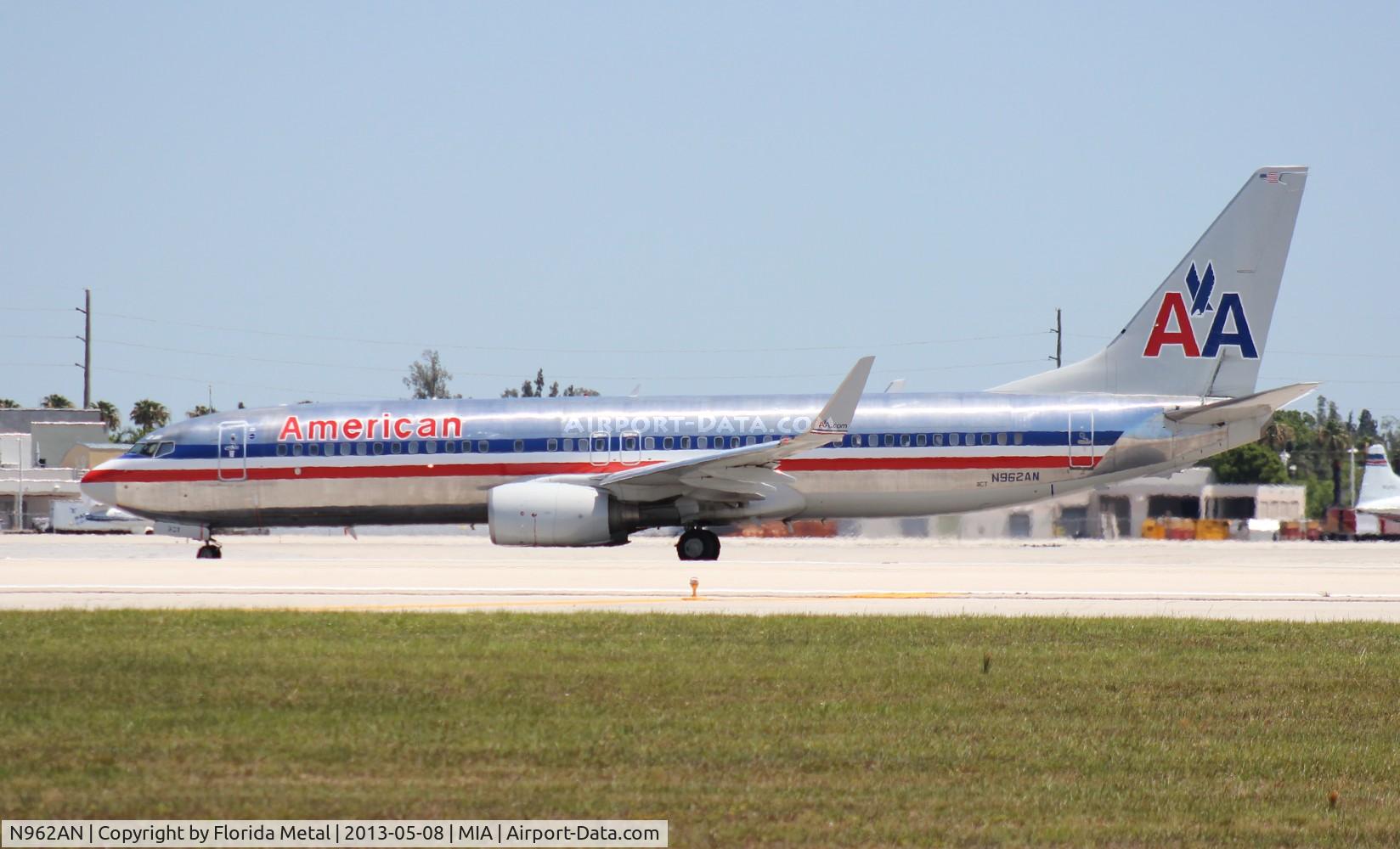 N962AN, 2001 Boeing 737-823 C/N 30858, American