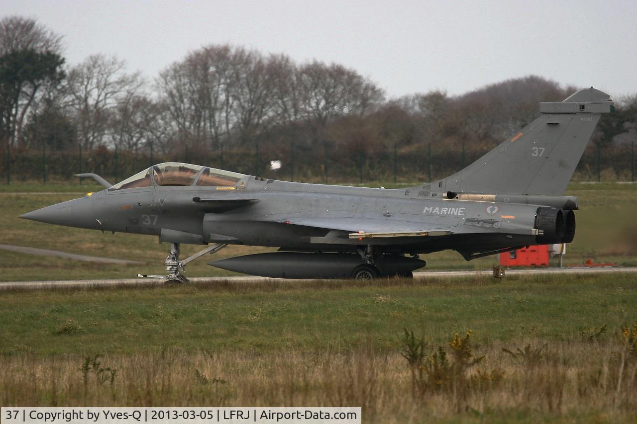 37, 2012 Dassault Rafale M C/N 37, French Naval Aviation Dassault Rafale M, Taxiing to holding point rwy 08, Landivisiau Naval Air Base (LFRJ)