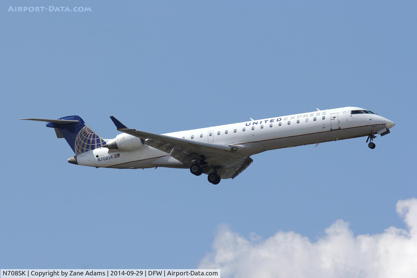 N708SK, 2004 Bombardier CRJ-701ER (CL-600-2C10) Regional Jet C/N 10156, Landing at DFW Ariport