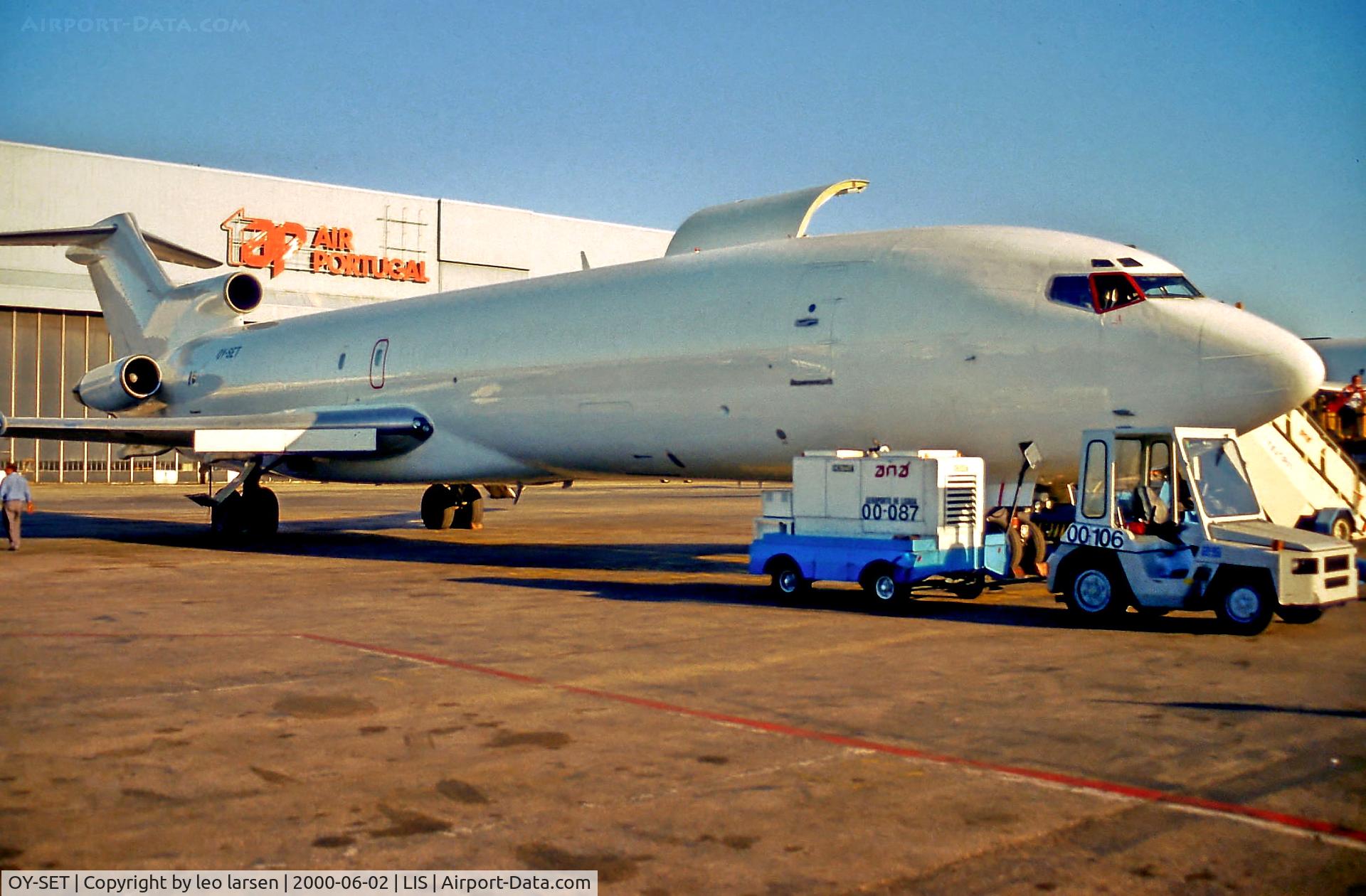 OY-SET, 1976 Boeing 727-227AF C/N 21245, Lisbon 2.6.00