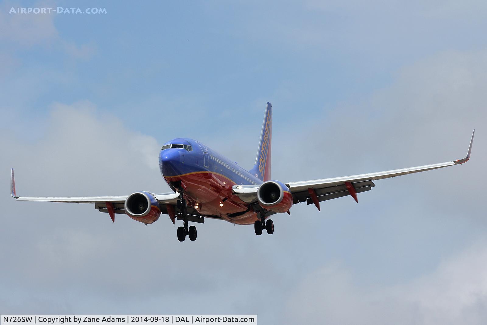 N726SW, 1999 Boeing 737-7H4 C/N 27858, Landing at Dallas Love Field