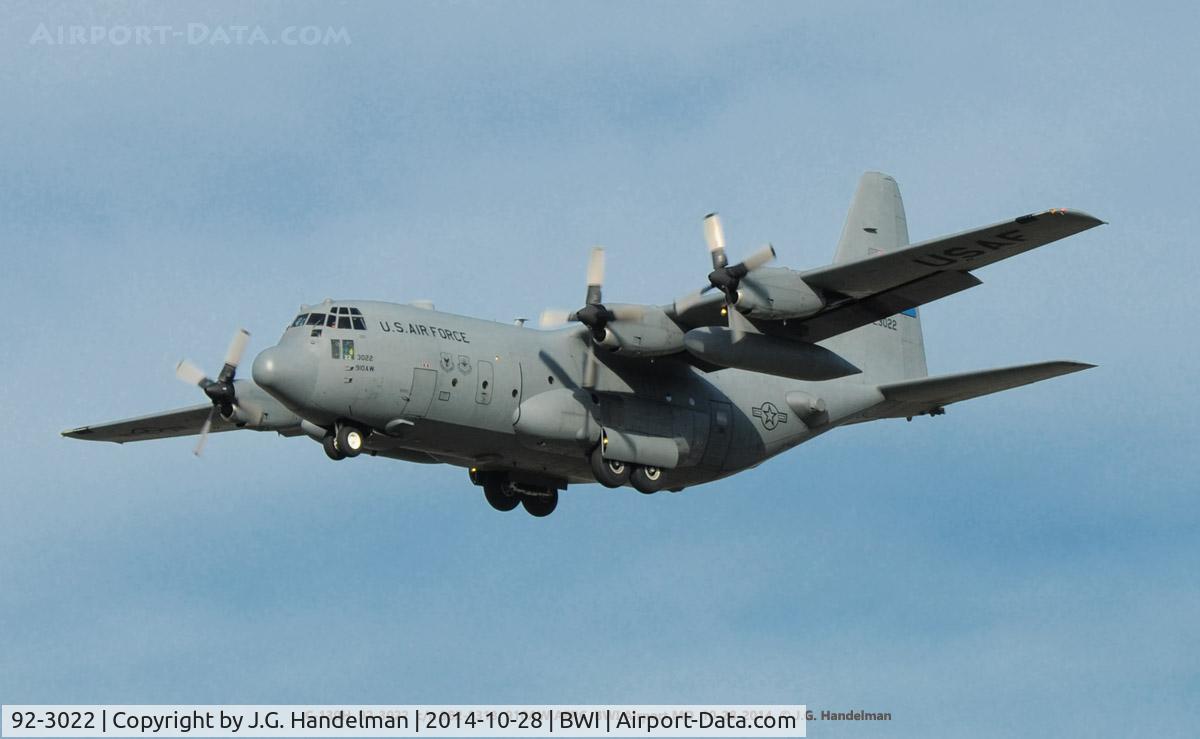 92-3022, Lockheed C-130H Hercules C/N 382-5313, On final to 28.