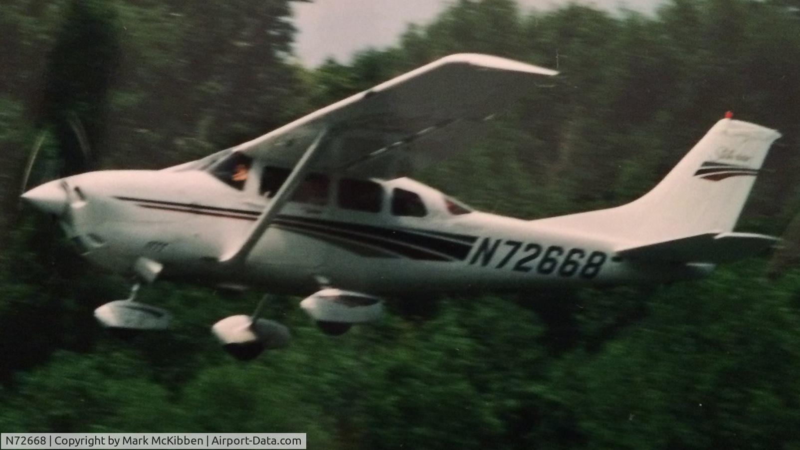 N72668, 2001 Cessna T206H Turbo Stationair C/N T20608039, N72668 in route to Oshkosh over Whitewater Lake, Wisconsin.